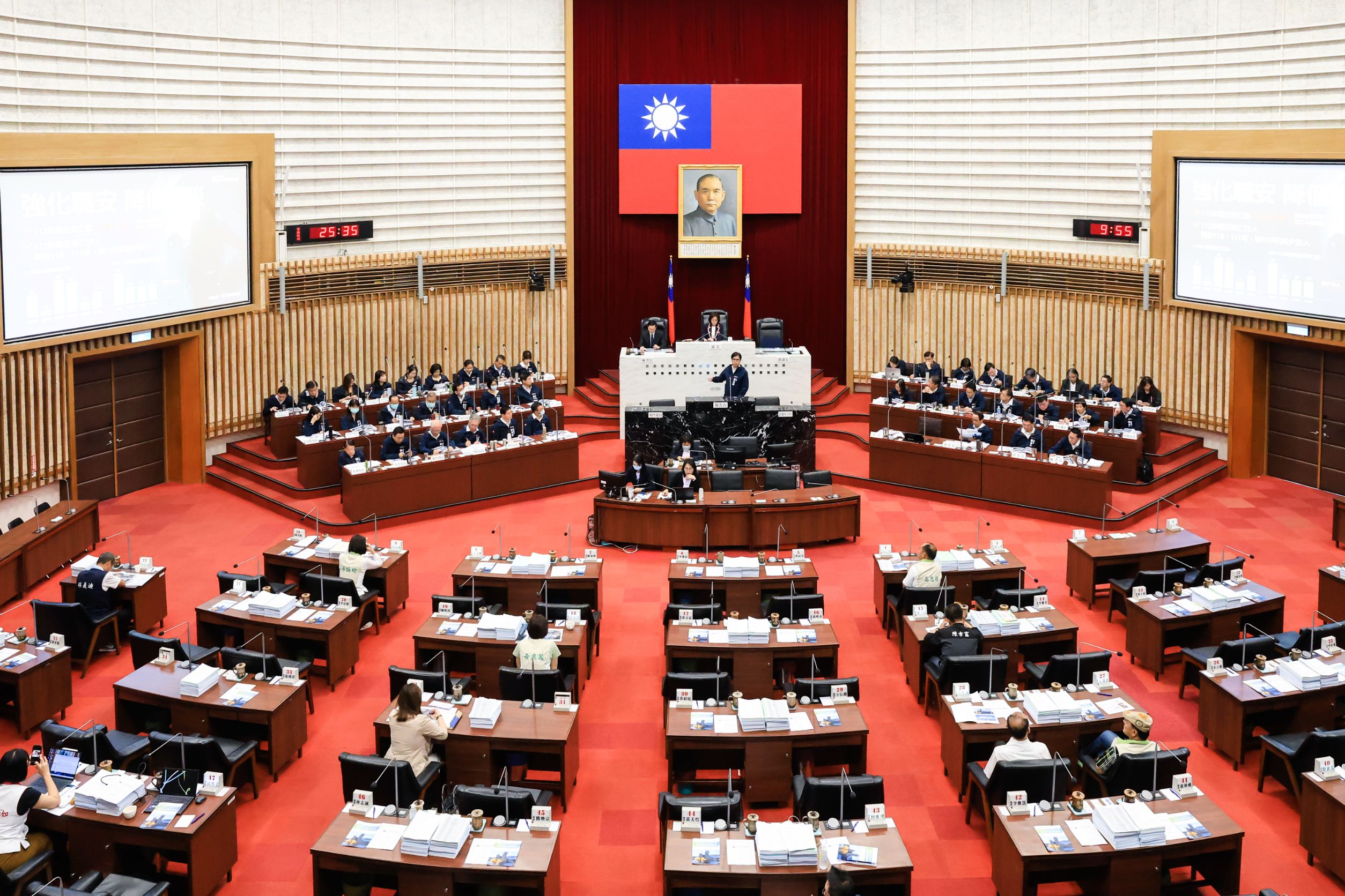 陳其邁赴議會進行施政報告 府會攜手帶領高雄飛向全世界
