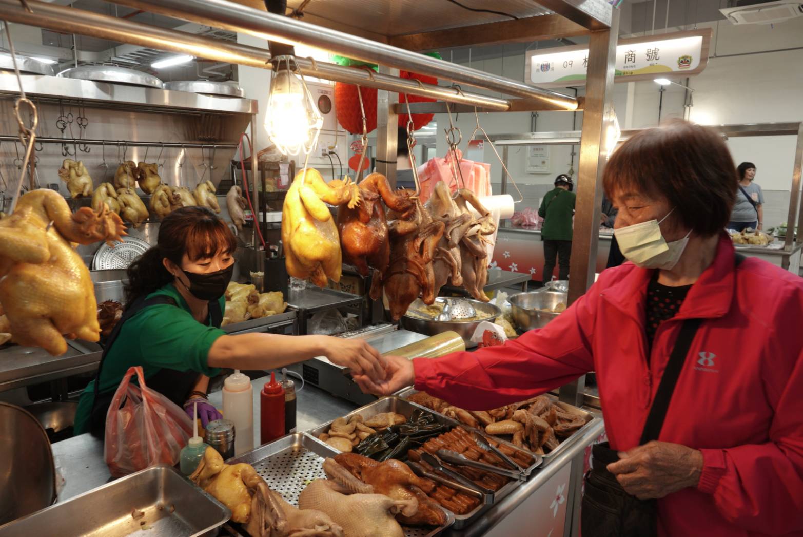 芎 林 新 市 場 除 了 舊 有 攤 商 進 駐 , 也 引 進 多 元 特 色 商 家