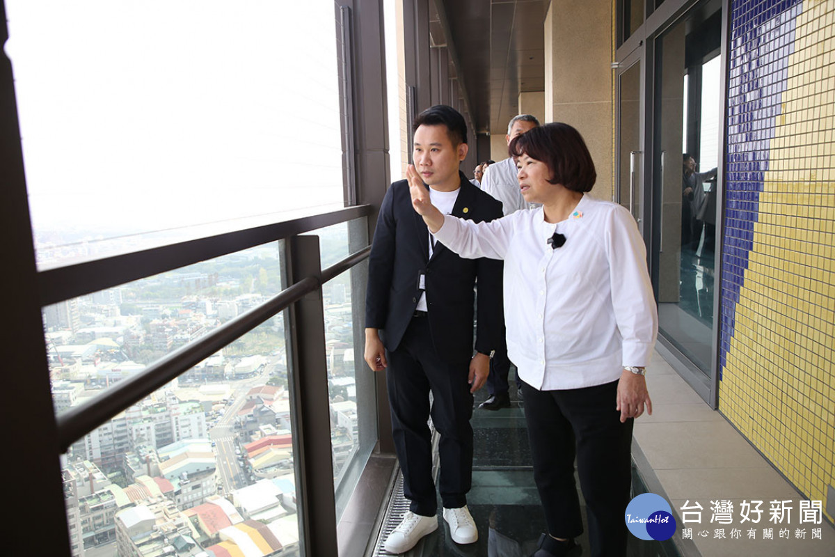 嘉義市長黃敏惠體驗VOCO酒店高空走廊／陳致愷翻攝