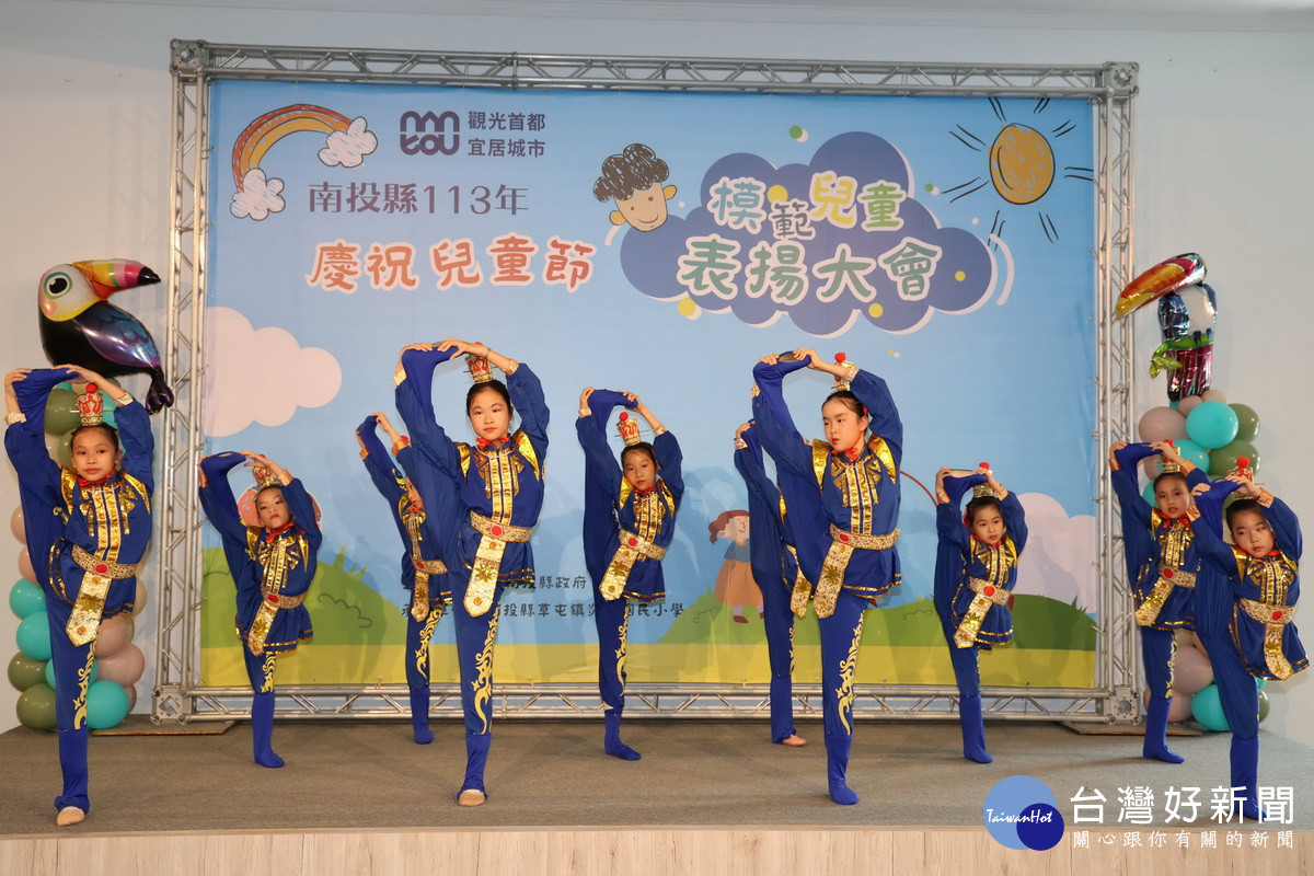 表揚大會由學童的表演開幕。(縣府提供)
