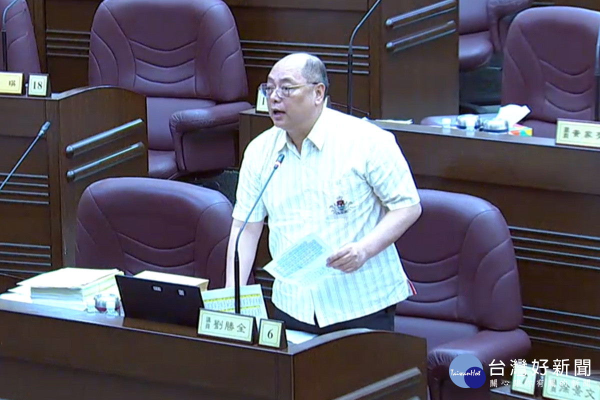 針對多元共融社會議題,桃園市議員劉勝全於議事堂上進行質詢。