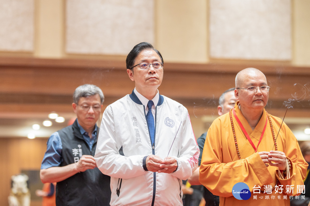 市長與住持釋性尚一同祈福。
