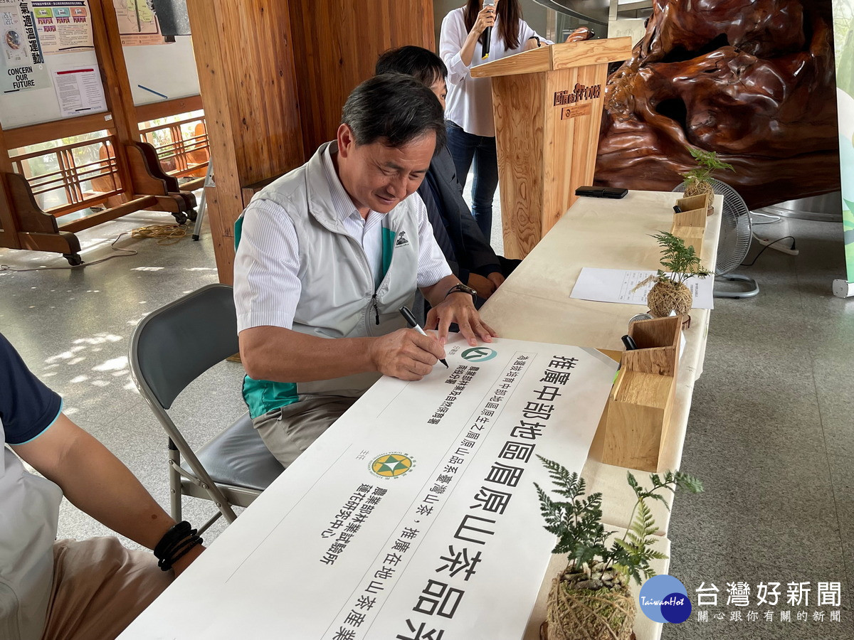 南投分署分署長李政賢簽署合作意向書（圖/林業保育署南投分署提供）<br /><br /> <br /><br /> 