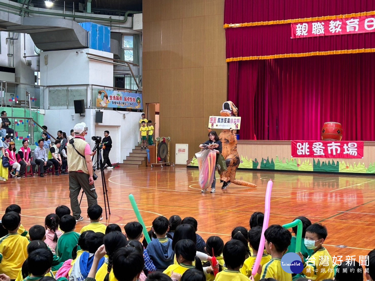 壢警前進林森國小親職教育日，犯罪預防宣導更揪學生與「龍」共舞。