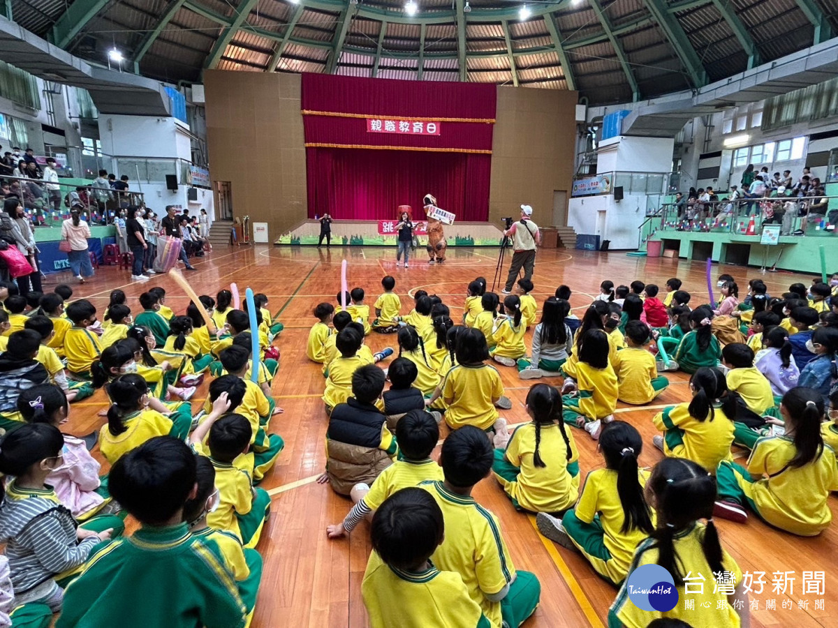壢警前進林森國小親職教育日,犯罪預防宣導更揪學生與「龍」共舞。