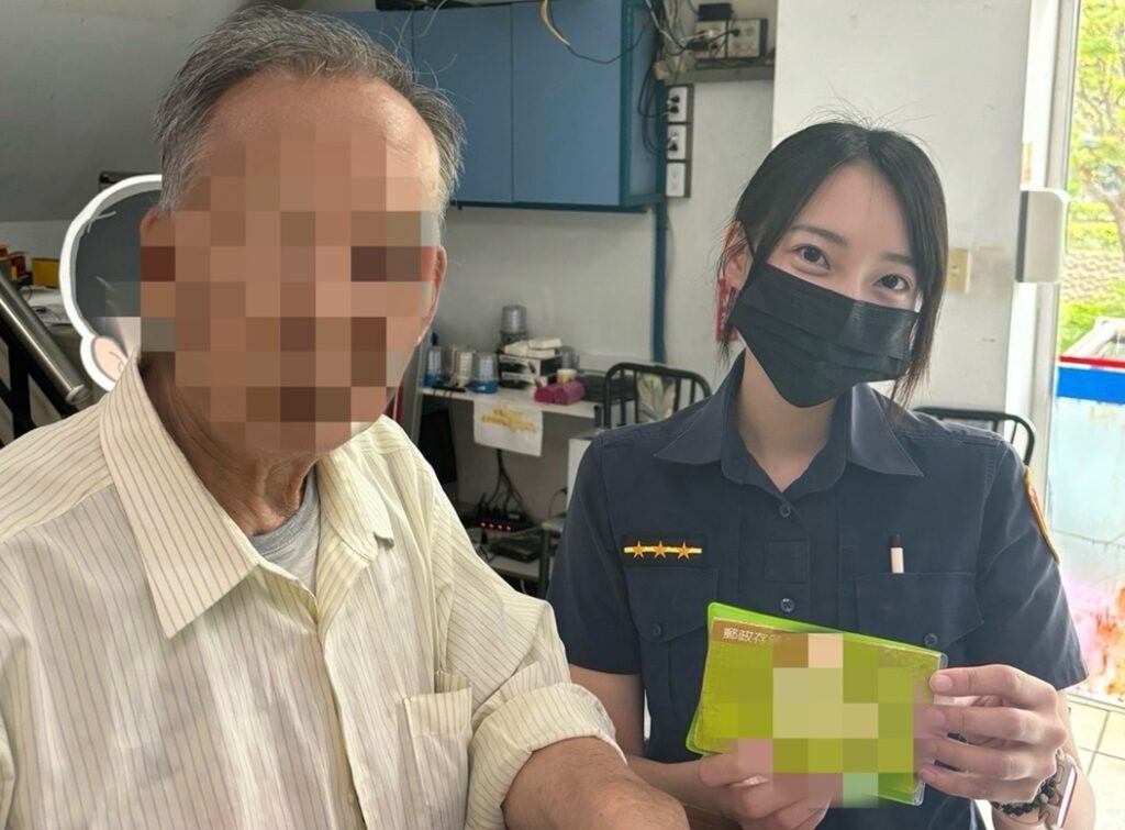 ▲圖說:公益派出所警員馮婕妮扮柯南,尋獲30多萬存摺的失主余姓阿北 (圖/台中市政府提供)
