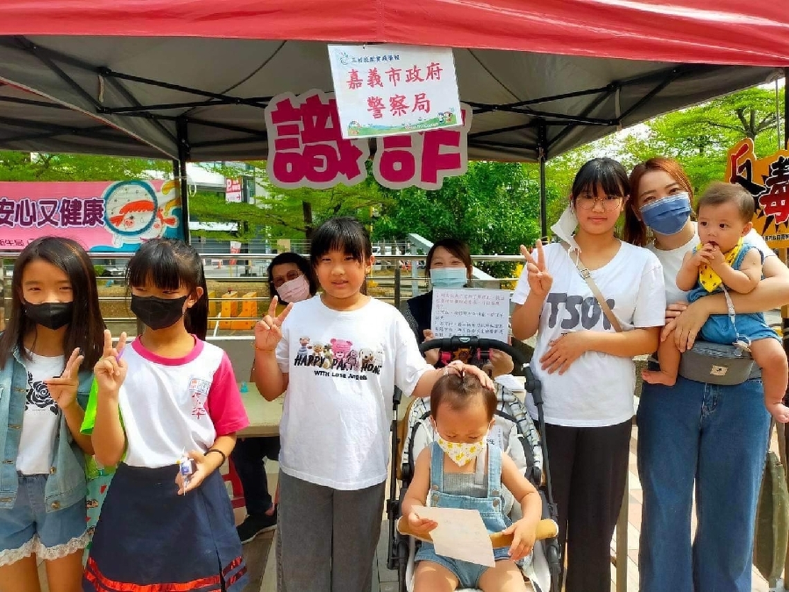 僑平文藝市集邀芳鄰 嘉市警也來湊一咖 守護學童反毒識詐