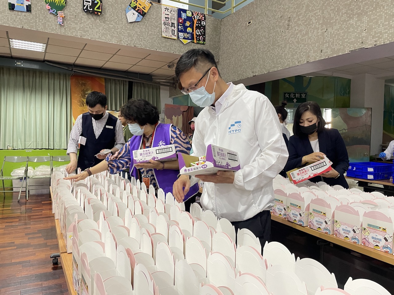 ▲新北教育局長張明文變「志工爸爸」 為孩童折點心盒（圖:記者 陳宜汶 翻攝）