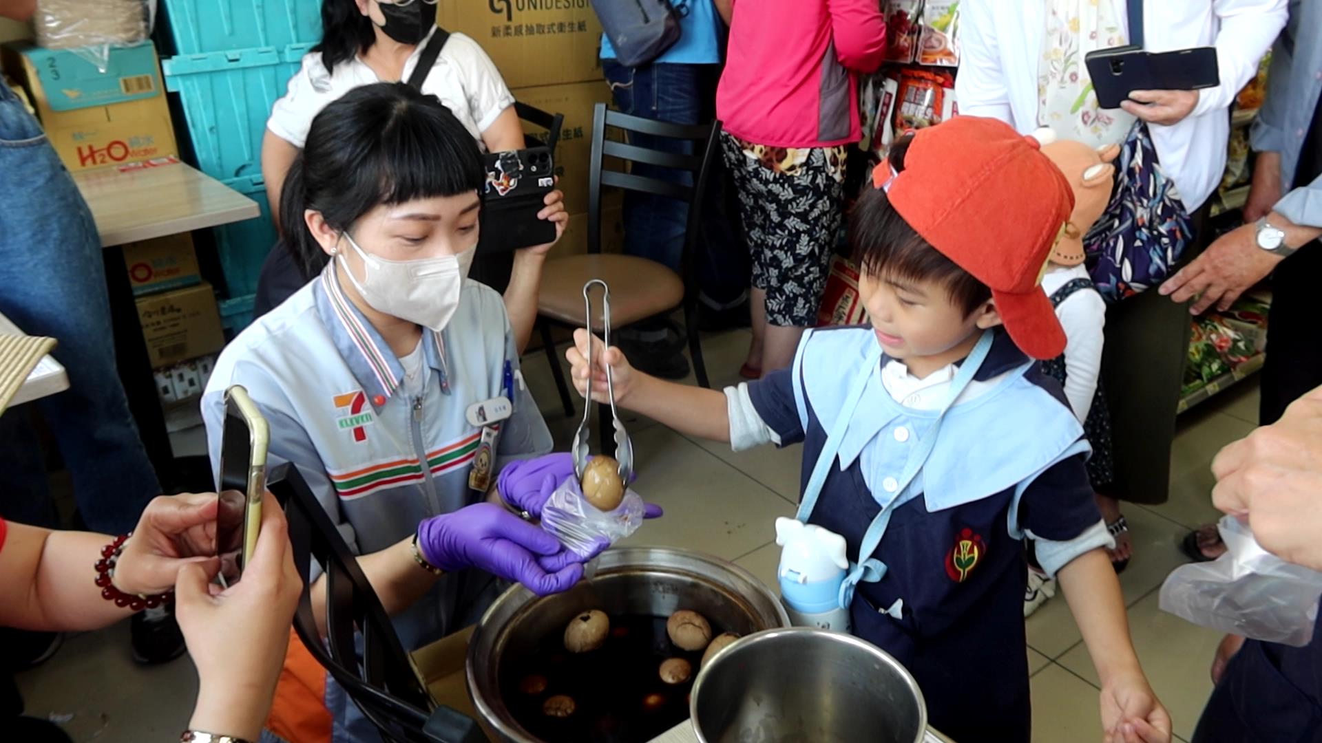 ▲特別的兒童節！7-ELEVEN北斗光復門市與北斗國小附設幼兒園辦「小小店長體驗營」活動。（記者張溎壕攝）