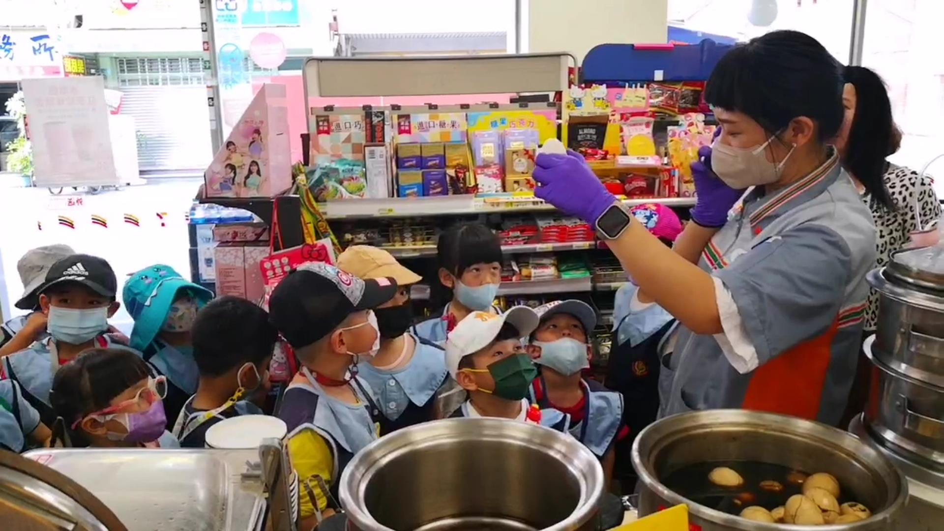 ▲特別的兒童節！7-ELEVEN北斗光復門市與北斗國小附設幼兒園辦「小小店長體驗營」活動。（記者張溎壕攝）