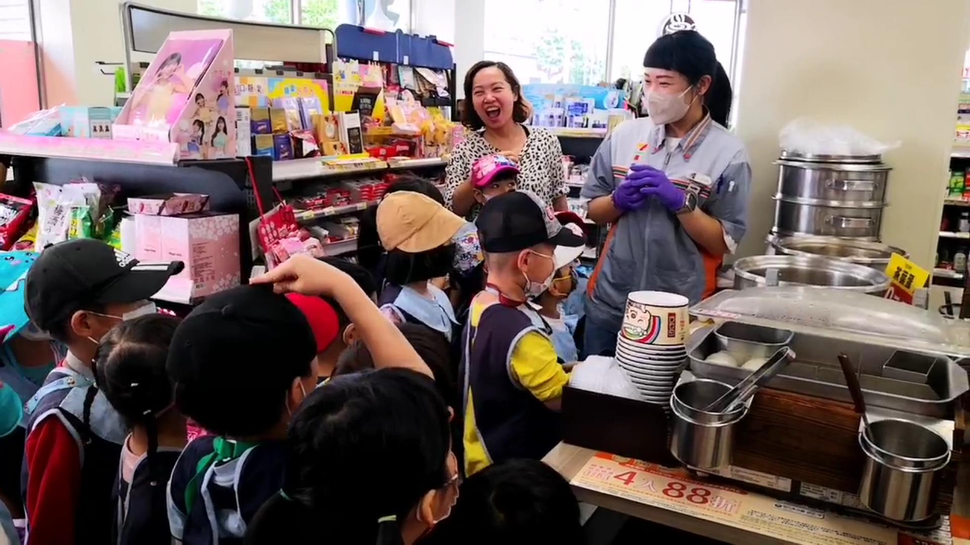 ▲特別的兒童節！7-ELEVEN北斗光復門市與北斗國小附設幼兒園辦「小小店長體驗營」活動。（記者張溎壕攝）