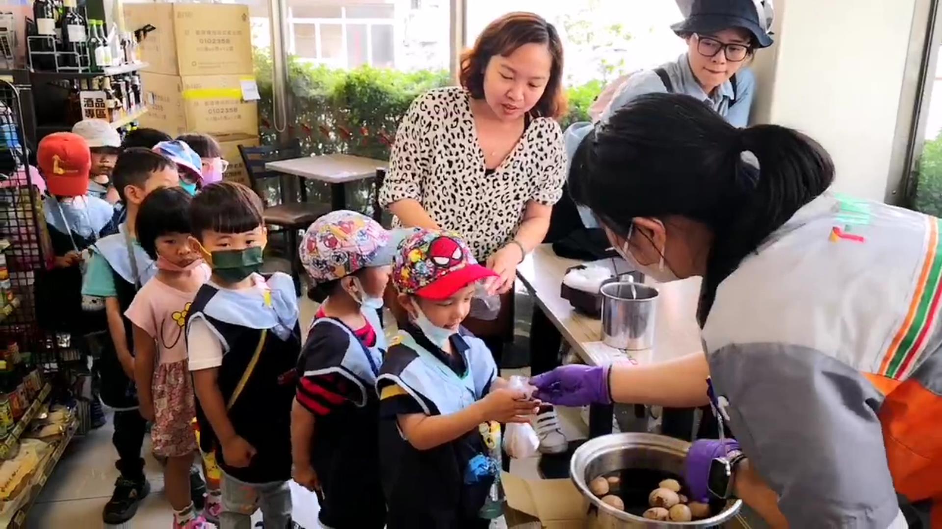▲特別的兒童節！7-ELEVEN北斗光復門市與北斗國小附設幼兒園辦「小小店長體驗營」活動。（記者張溎壕攝）
