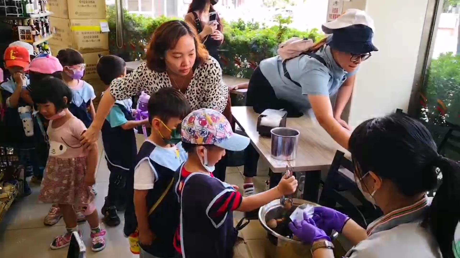 ▲特別的兒童節！7-ELEVEN北斗光復門市與北斗國小附設幼兒園辦「小小店長體驗營」活動。（記者張溎壕攝）