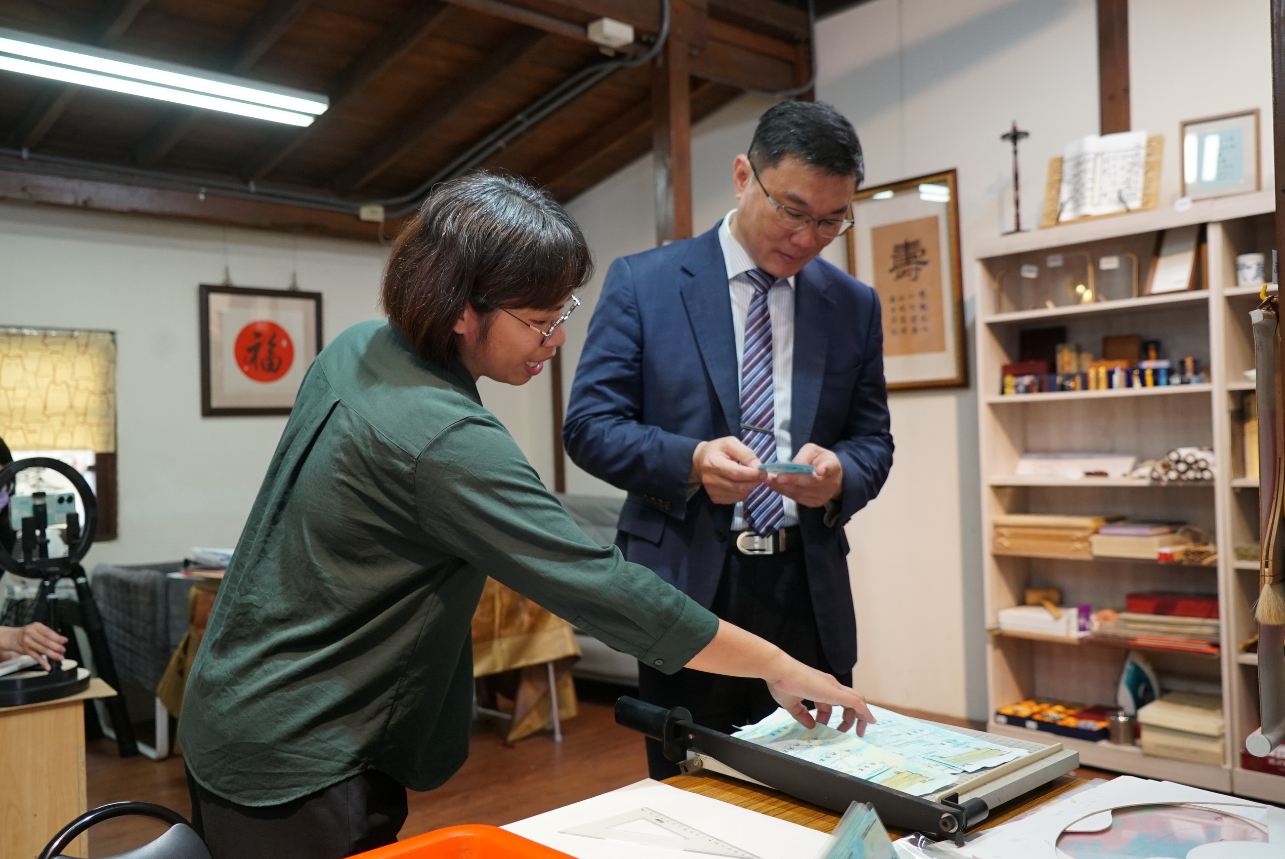 ▲鹿港桂花巷藝術村第19屆駐村藝術家對外亮相，讓桂花巷藝術村能保留傳統文化的精隨，更藉由新生代的創作為鹿港帶來新穎、多元的藝術能量。（記者張溎壕攝）