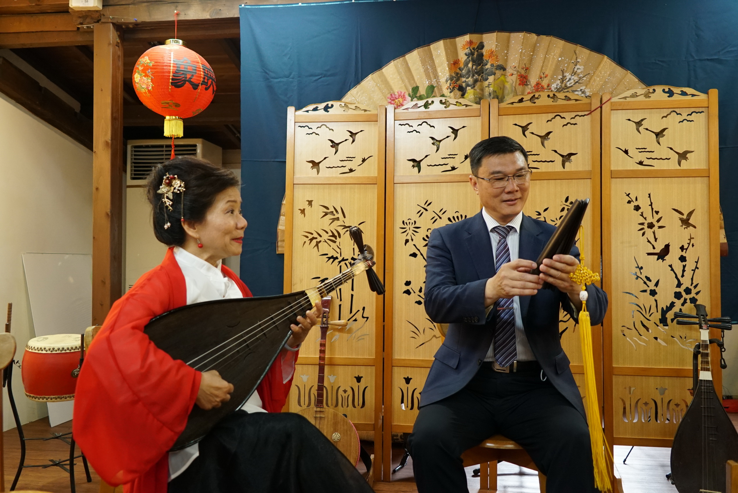 ▲鹿港桂花巷藝術村第19屆駐村藝術家對外亮相，讓桂花巷藝術村能保留傳統文化的精隨，更藉由新生代的創作為鹿港帶來新穎、多元的藝術能量。（記者張溎壕攝）