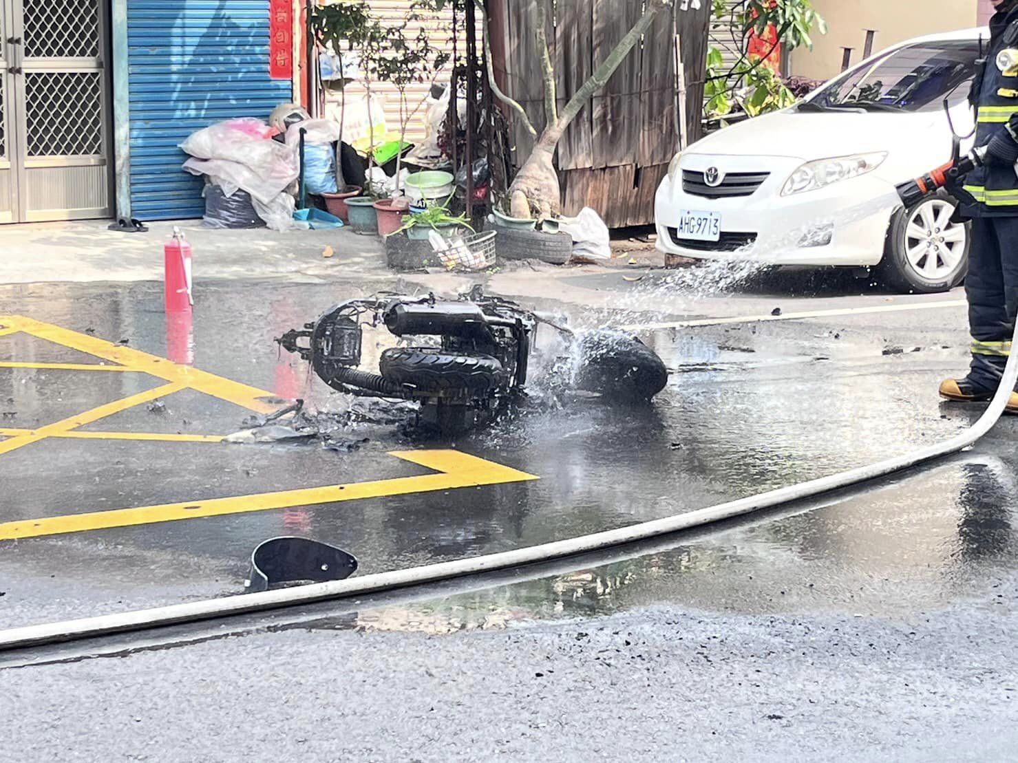 ▲彰化縣社頭鄉員集路一巷口發生二台機車碰撞事故，猛烈的撞擊，造成一部機車起火燃燒，嚇壞路人，二名騎士均受傷送醫。（民眾提供）