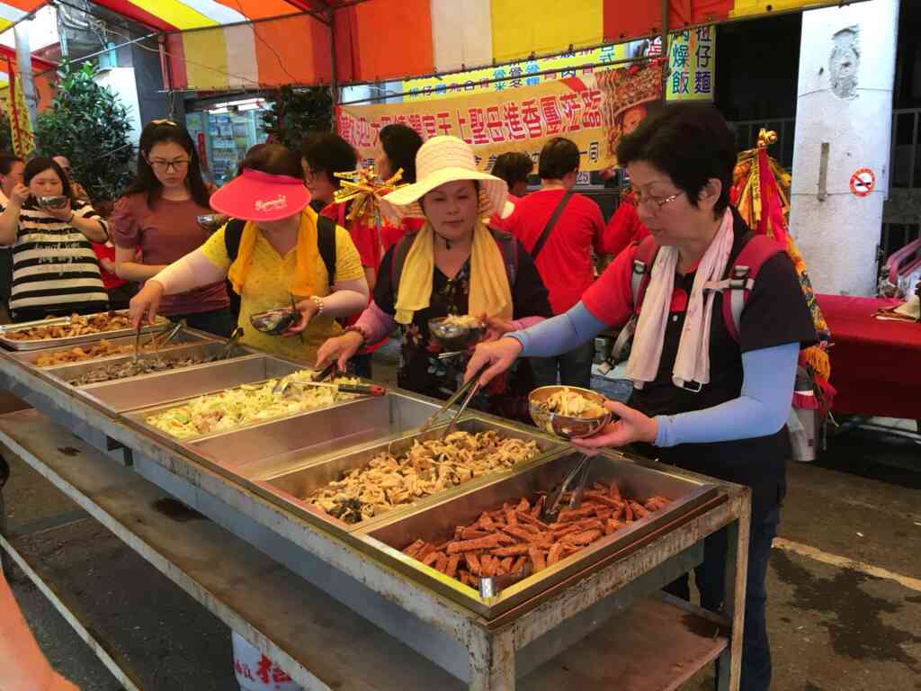 ▲永靖鄉村與社區提供香客豐盛的餐食補給。（頂新和德文教基金會提供）