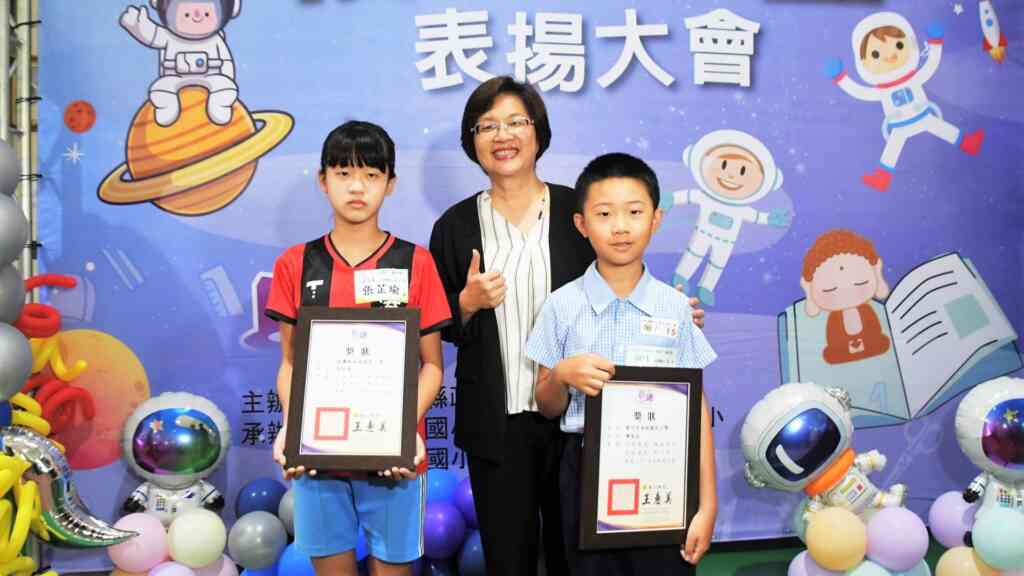 ▲彰化縣表揚493位模範兒童,王惠美縣長與模範兒童南郭國小陳首丞、南港國小張芷瑜同學一起合照。(記者林明佑翻攝)