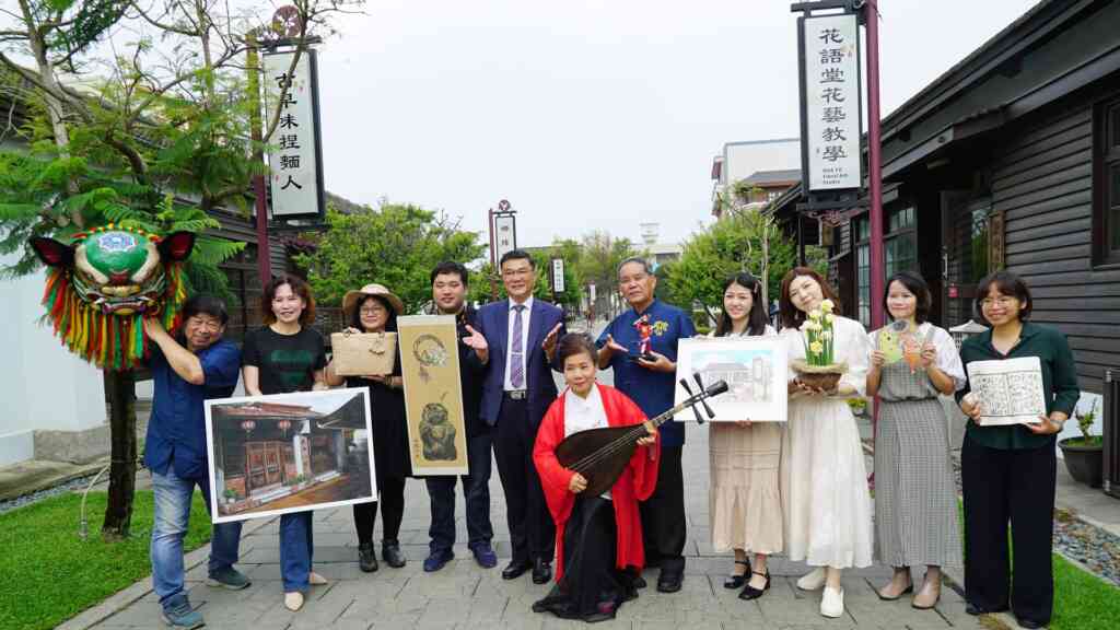 ▲鹿港鎮桂花巷藝術村第19屆駐村藝術家今天正式對外亮相,除了保留傳統文化的精隨,更藉由新生代的創作帶來新穎、多元的藝術能量,鹿港鎮長許志宏邀請全國鄉親民眾一同前來欣賞。(記者林明佑攝)