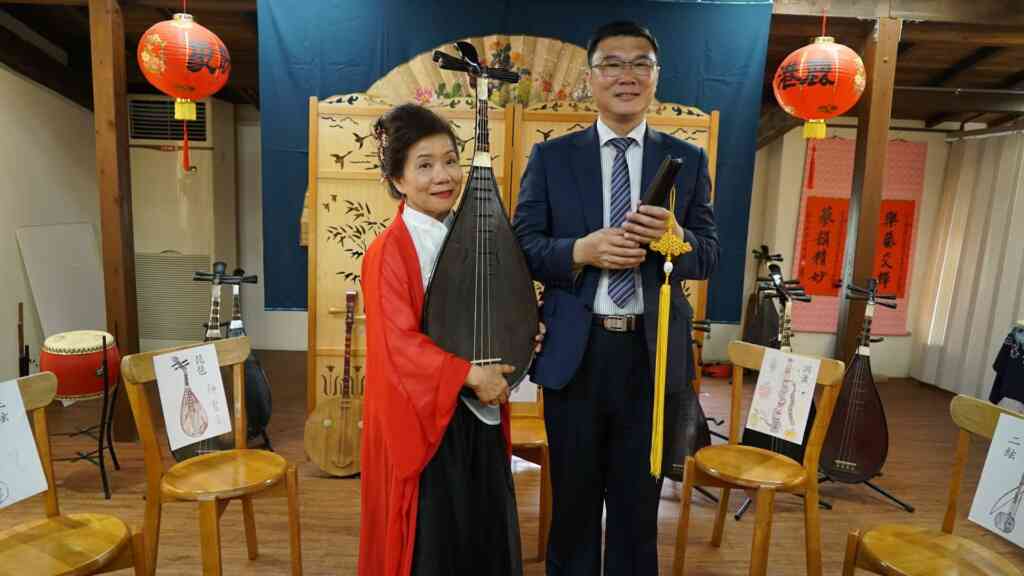 ▲鹿港鎮長許志宏與駐村藝術家「東寧樂府」創辦人施瑞樓合照。（記者林明佑攝）