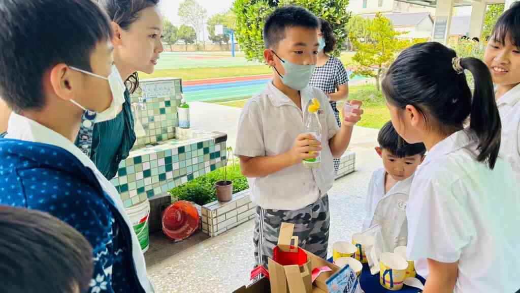 ▲為慶祝兒童節到來,土庫國小9位畢業生應用在校所學,在老師的指導下設計9個的科學知識關卡,與學弟妹共同歡度兒童節。(記者林明佑翻攝)