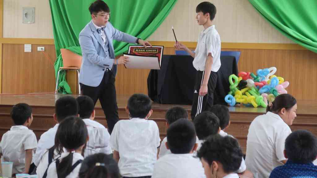 ▲土庫國小邀請了誠誠魔術師到學校進行魔術表演，讓50名同學驚喜連連。（記者林明佑翻攝）