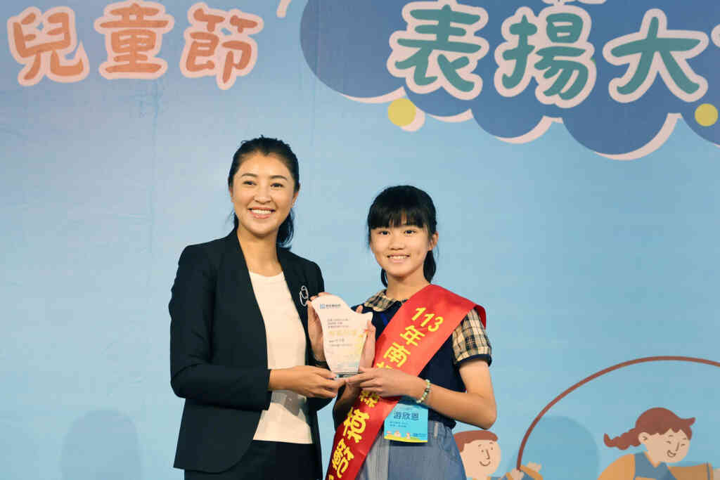 ▲南投縣長許淑華親自頒獎表揚全縣157位模範兒童及4位總統教育獎入選學生,肯定學生在學業、體育、才藝、孝行上的傑出表現。(記者張玉泰翻攝)