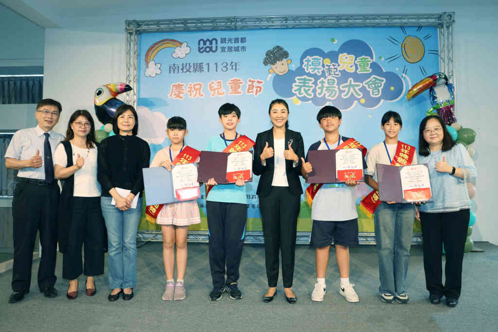 ▲南投縣長許淑華親自頒獎表揚全縣157位模範兒童及4位總統教育獎入選學生，肯定學生在學業、體育、才藝、孝行上的傑出表現。（記者張玉泰翻攝）