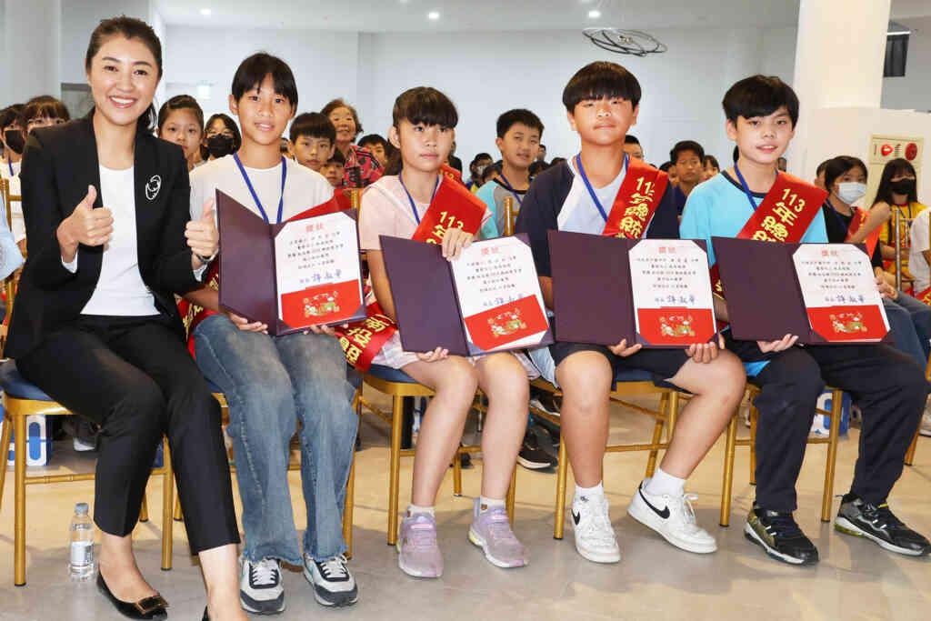▲南投縣長許淑華親自頒獎表揚全縣157位模範兒童及4位總統教育獎入選學生，肯定學生在學業、體育、才藝、孝行上的傑出表現。（記者張玉泰翻攝）