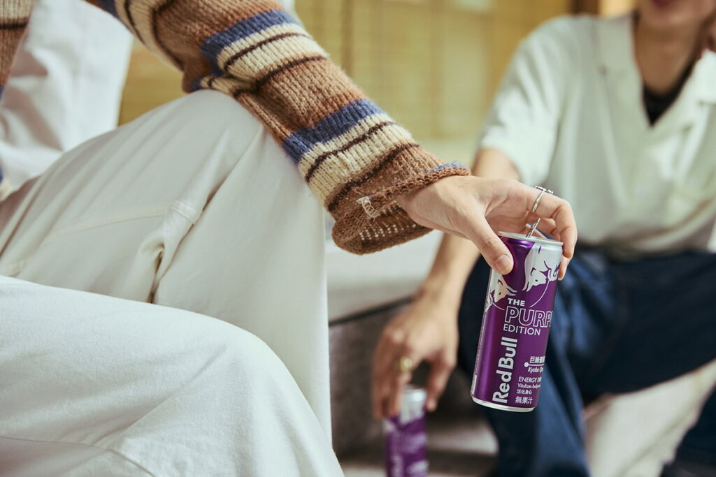 Red Bull 與連鎖手搖、調酒師合作Red Bull Purple Edition 巨峰葡萄風味調飲新品,讓人能從白天喝到夜晚,感受清爽紫浪新滋味。(Red Bull 提供)