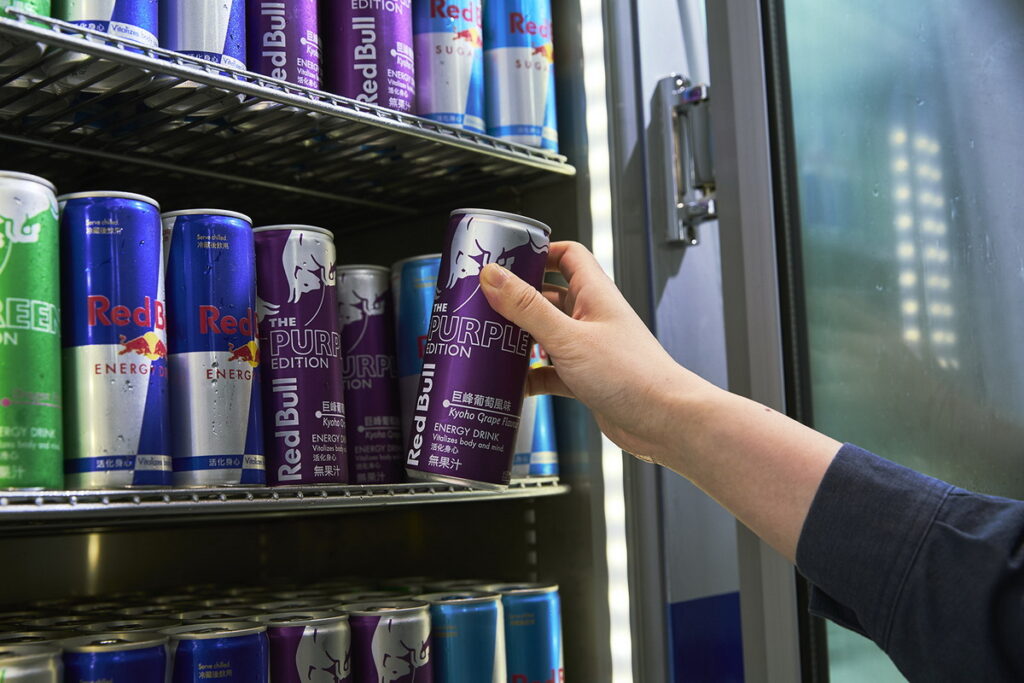Red Bull Purple Edition 巨峰葡萄風味將於4月3日於台灣各大通路上架,於四大便利超商、量販通路及電商購買享新品優惠。(Red Bull提供)