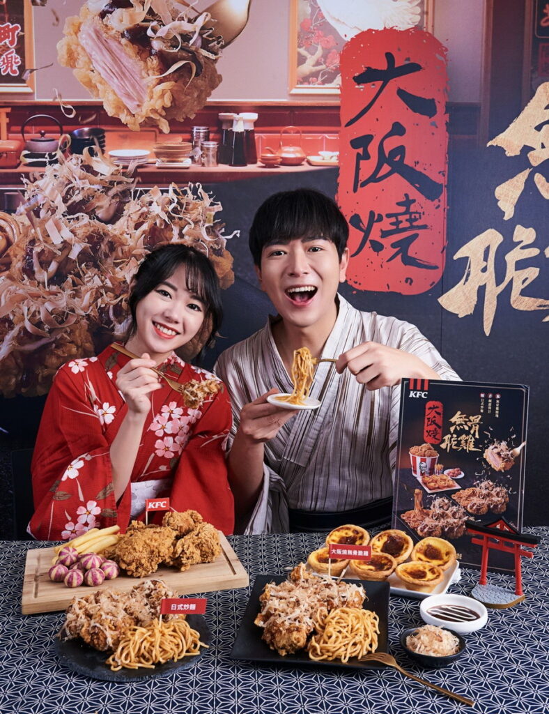 「大阪燒無骨脆雞」採用手切去骨雞腿肉塊,大小方便入口,鹹甜濃郁的日式大阪燒醬汁與爽脆多汁的無骨脆雞,配上口感順滑的日式炒麵,每一口都是爽、香、脆的豐盛組合,一吃就停不了。