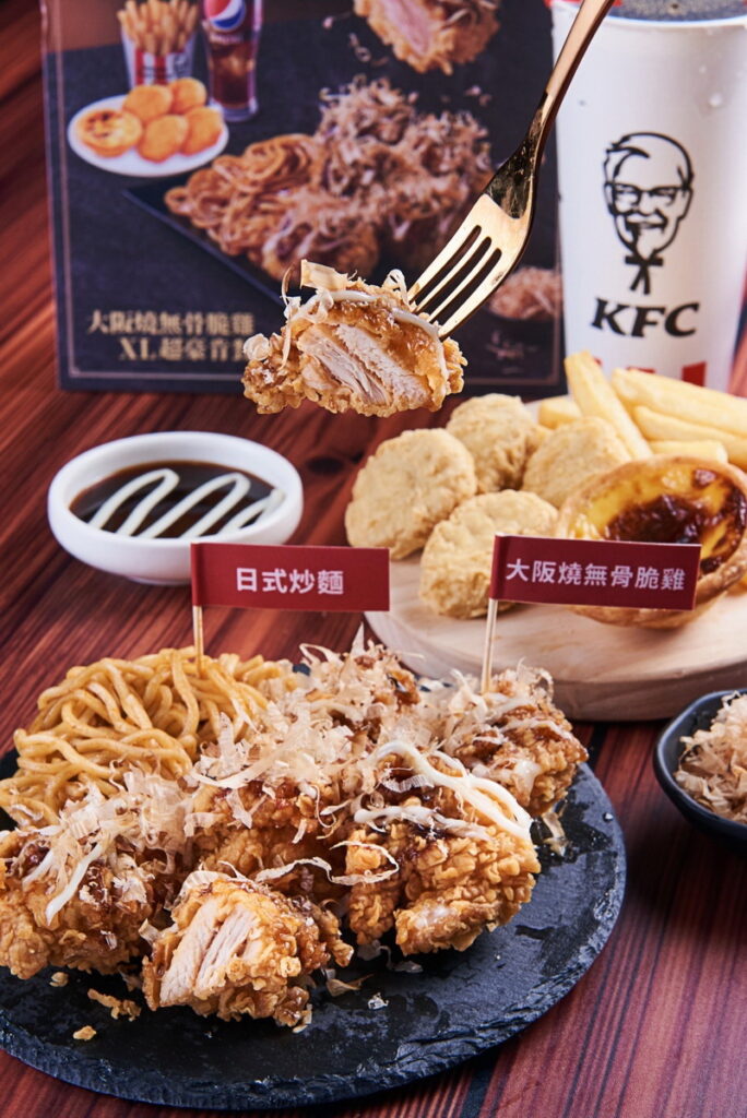 等待四年的超人氣「大阪燒無骨脆雞」,以全新搭配「日式炒麵」豐盛組合,只需一秒,瞬間宛如置身大阪街頭,一口接一口感受爽、香、脆美好滋味,限時供應35天,不容錯過!