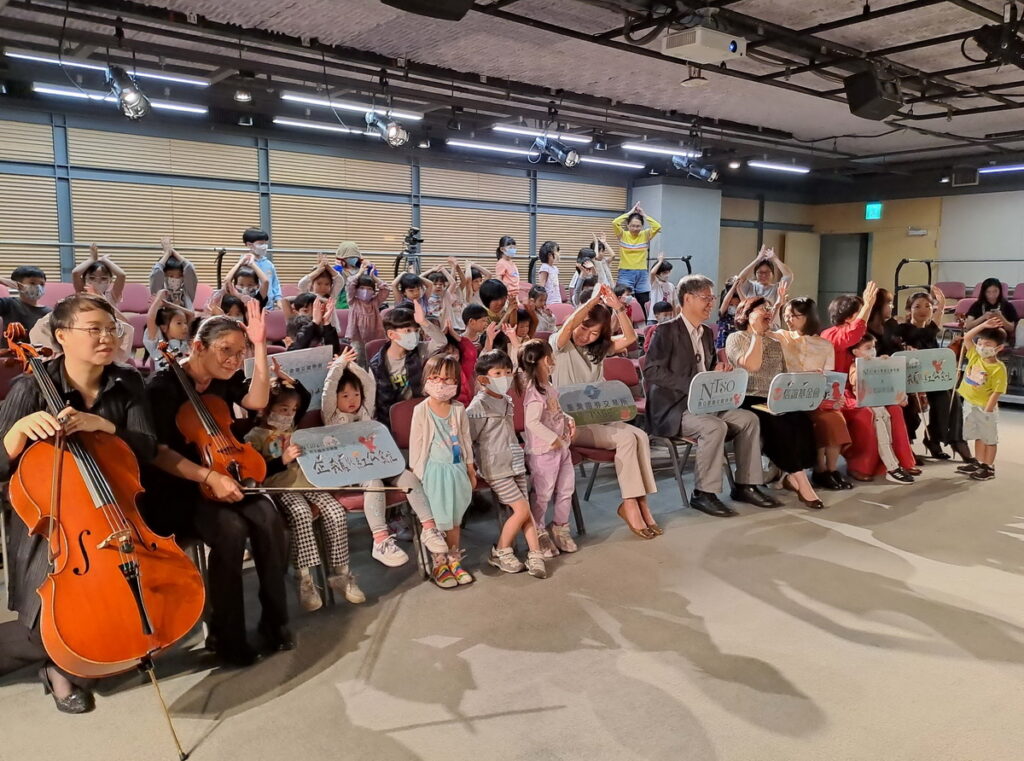 信誼實驗幼兒園小朋友在NTSO & 信誼公益親子繪本音樂會記者會,提早歡度兒童節。信誼基金會提供