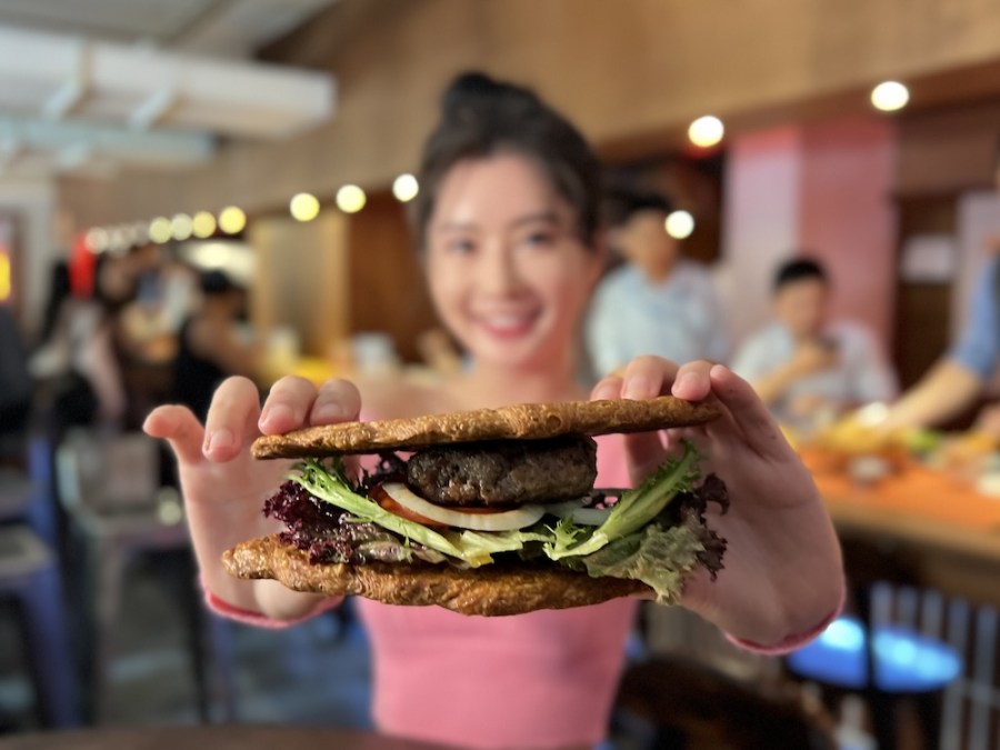 【有影】現炸溫體雞最美味!還有獨家扁可頌漢堡 炸激食堂提供味蕾初體驗 243 cnews124240402a04