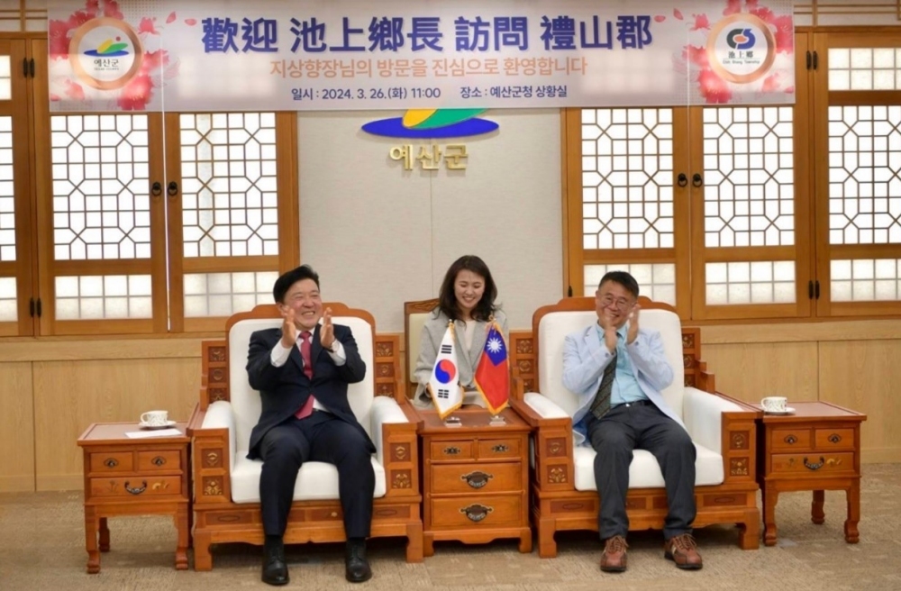 禮山郡守崔在九(左)與池上鄉長林建宏(右)就慢城議題交流心得與未來合作展望,由京雲實業社長劉溢利(中)擔任口譯。(圖/訪問代表團提供)