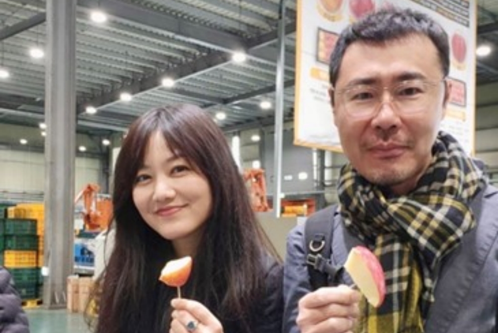 普普樂藝術事務所 (PopLine Art Office) 兩位創辦人/藝術家 連珮如與賴勇坤,品嚐禮山特產蘋果。(圖/訪問代表團提供)