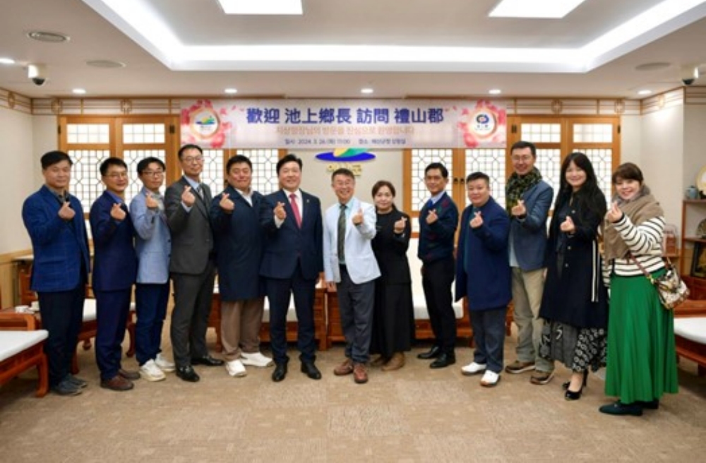 禮山郡守崔在九(左6)親自接待由池上鄉長林建宏(中)所率領的臺灣慢城訪問代表團。(圖/訪問代表團提供)