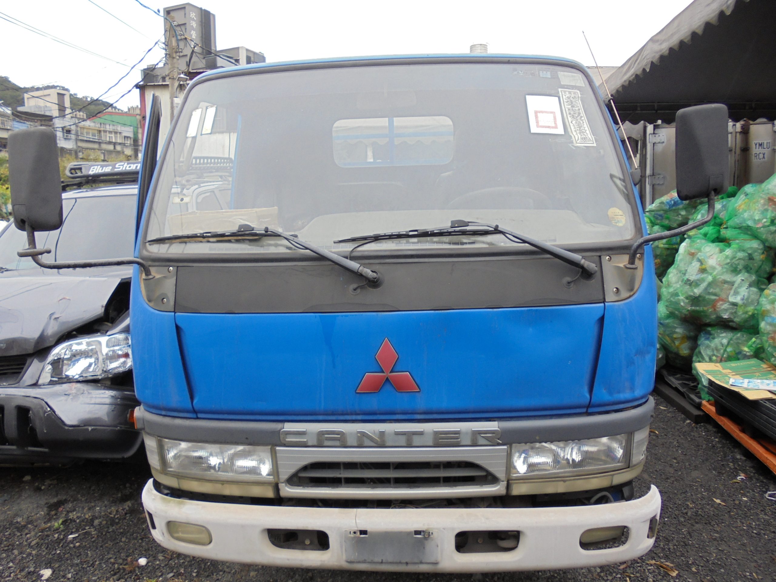 新北分署拍賣中古車,18年貨車引擎壞掉還被搶標,最後13萬元拍定,反而7年納智捷休旅車才8千元拍定,形成強烈對比。(記者張欽翻攝)