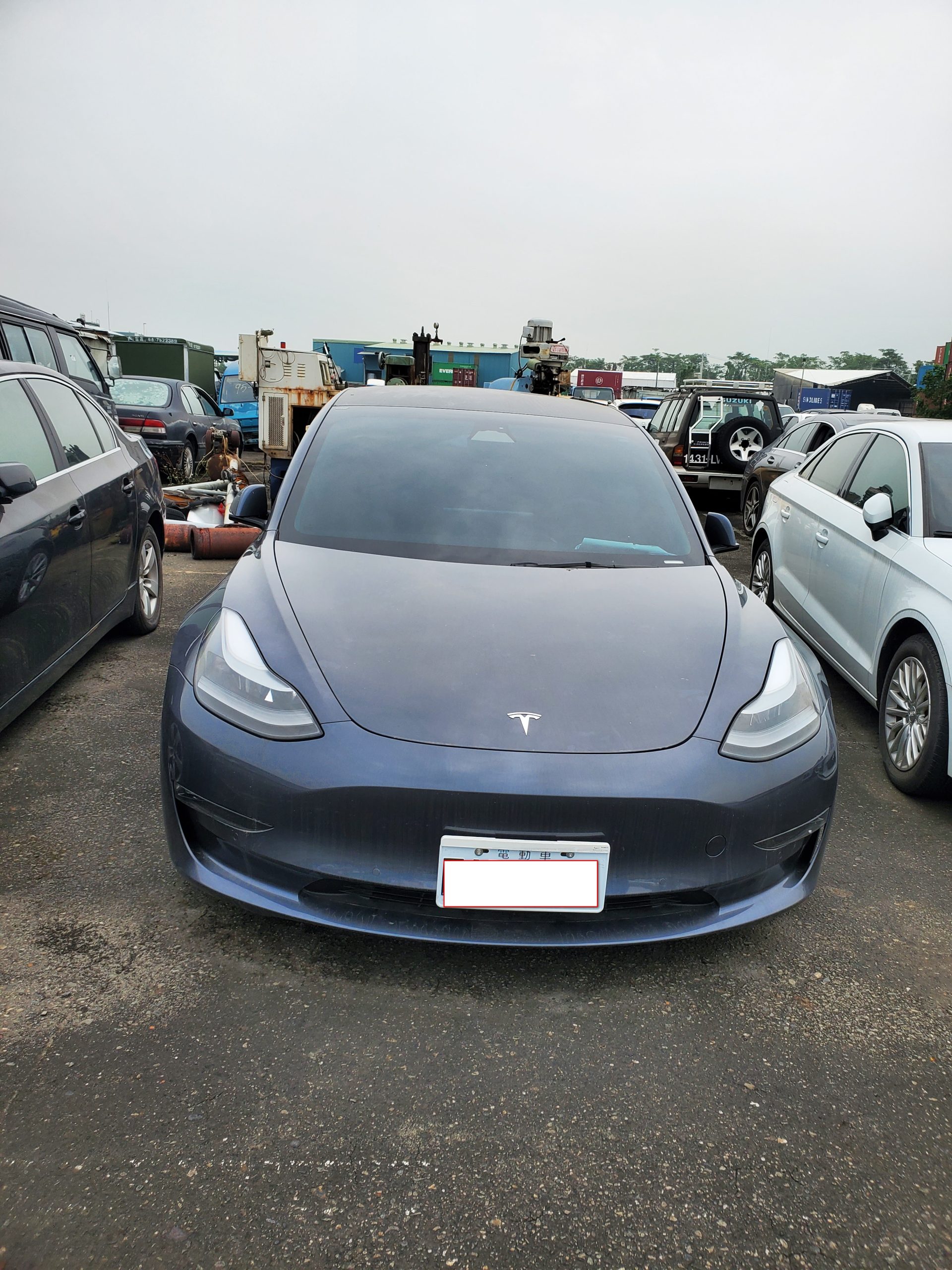 高雄分署拍賣電動汽車特斯拉。(記者張欽翻攝)