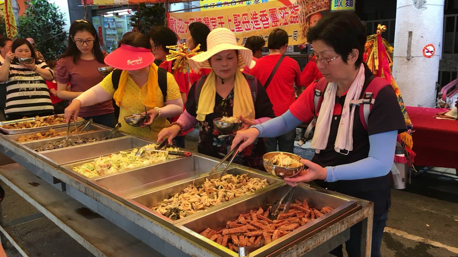 ▲永靖鄉村與社區提供香客豐盛的餐食補給。(頂新和德文教基金會提供)