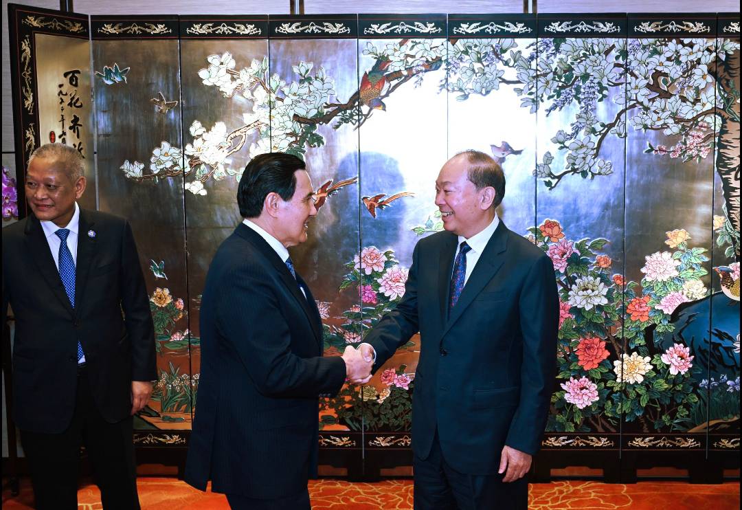 前總統馬英九(中)與廣東省書記委書記黃坤明(右)。圖/馬英九基金會提供