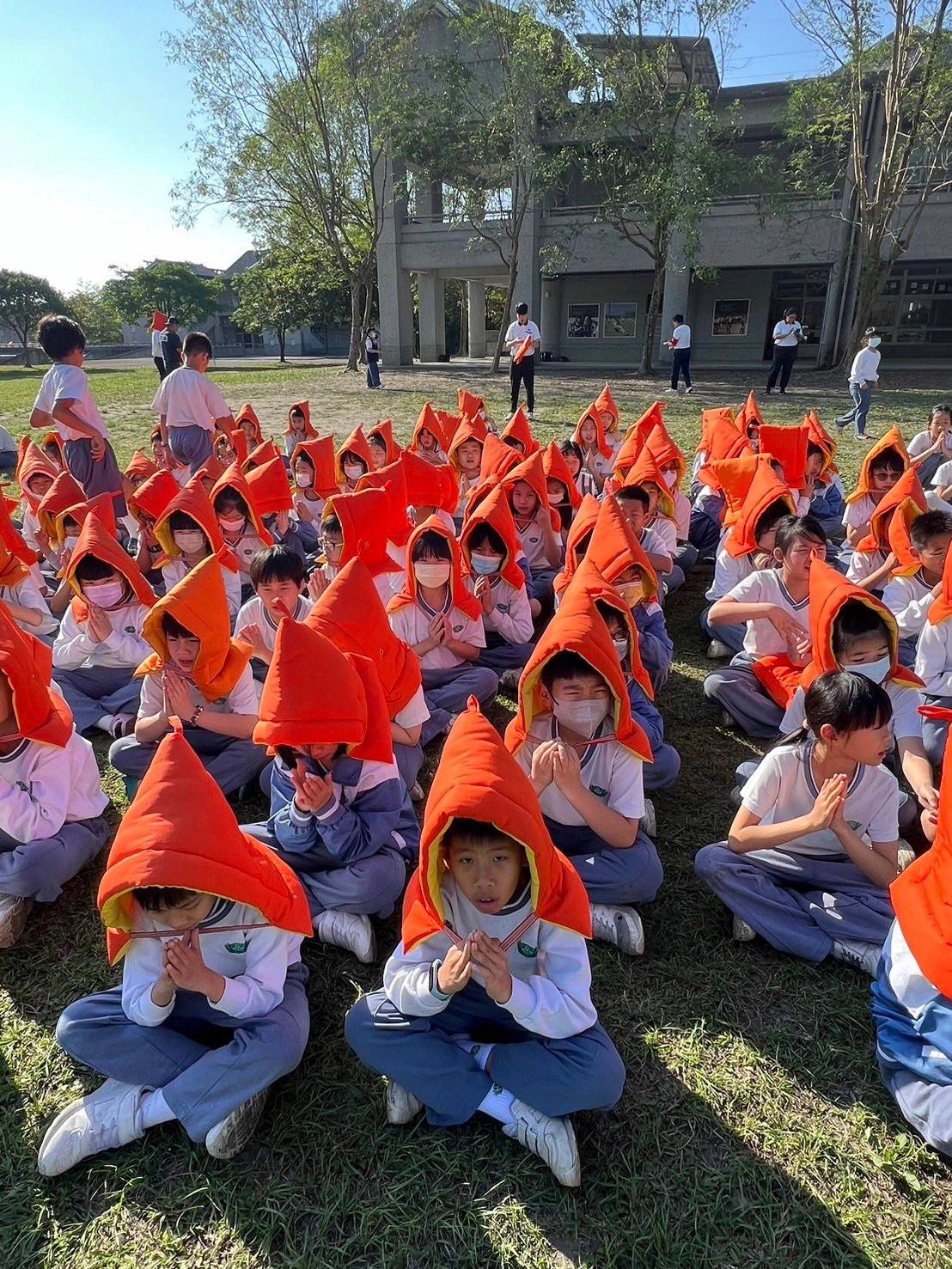 小學部師生虔誠祈禱,祈願一切平安