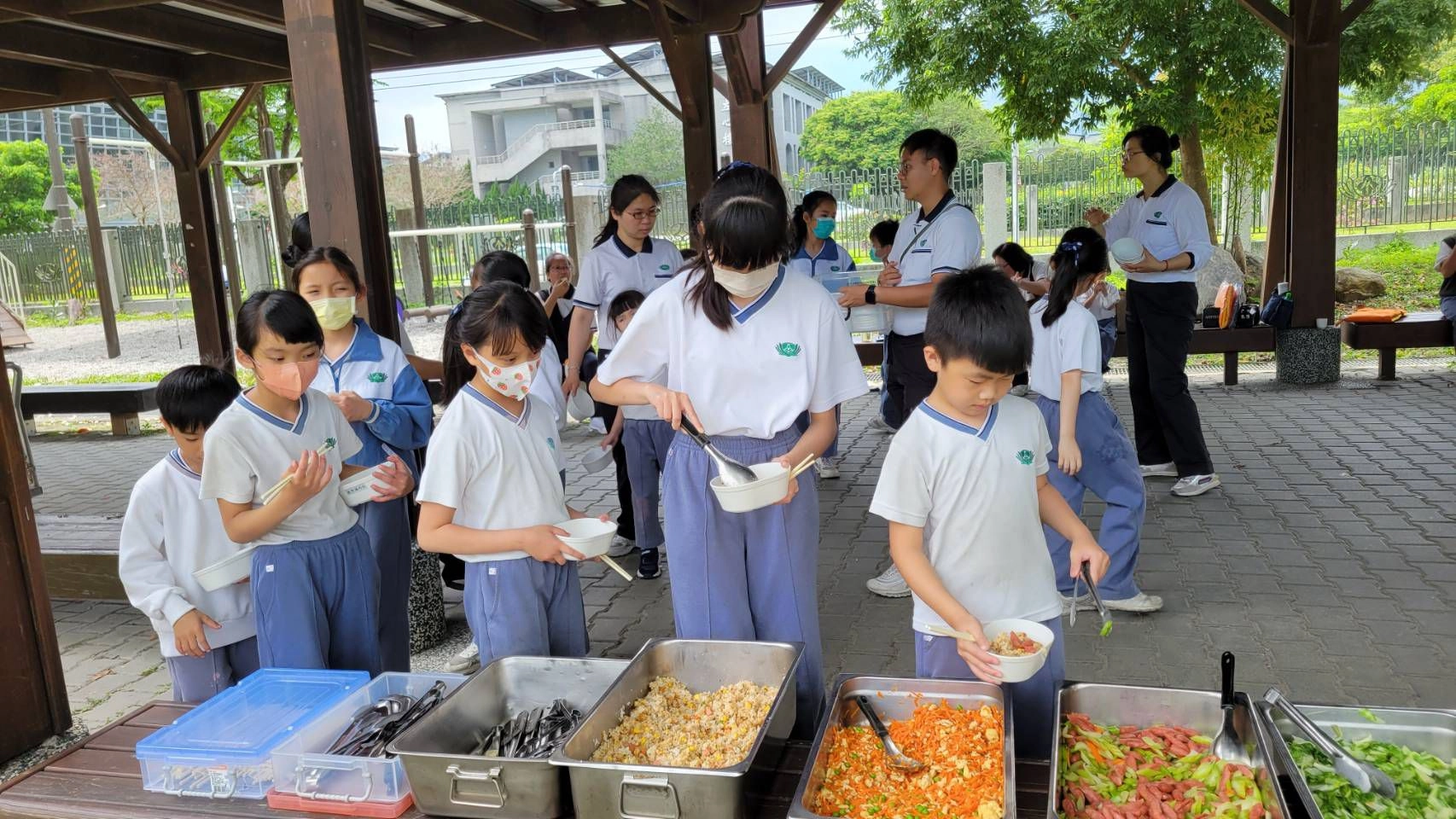 家長無法接回的學生,由妙膳廳提供午餐