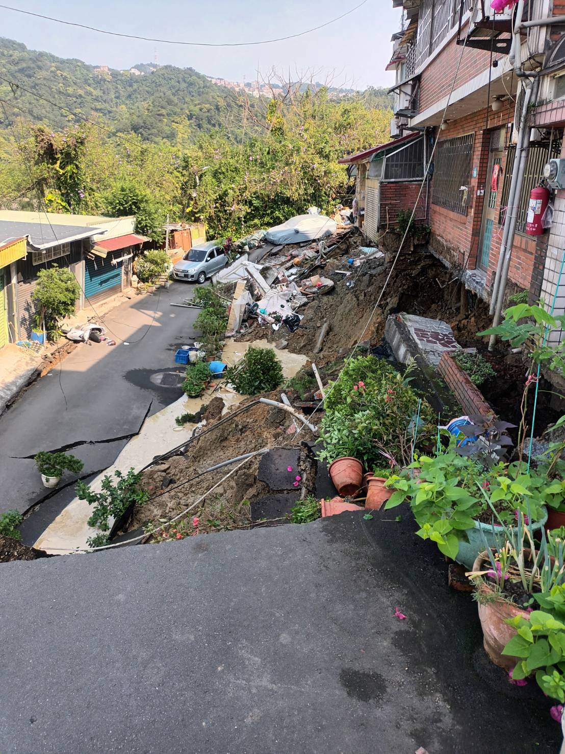 新店安泰路住宅前擋土牆坍塌　新北市政府緊急救災