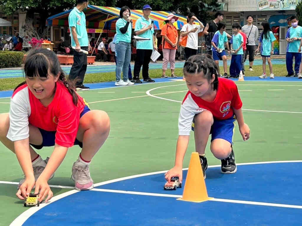 ▲大葉大學教文昌國小學童做太陽能車,小朋友開心試跑。(大葉大學提供)