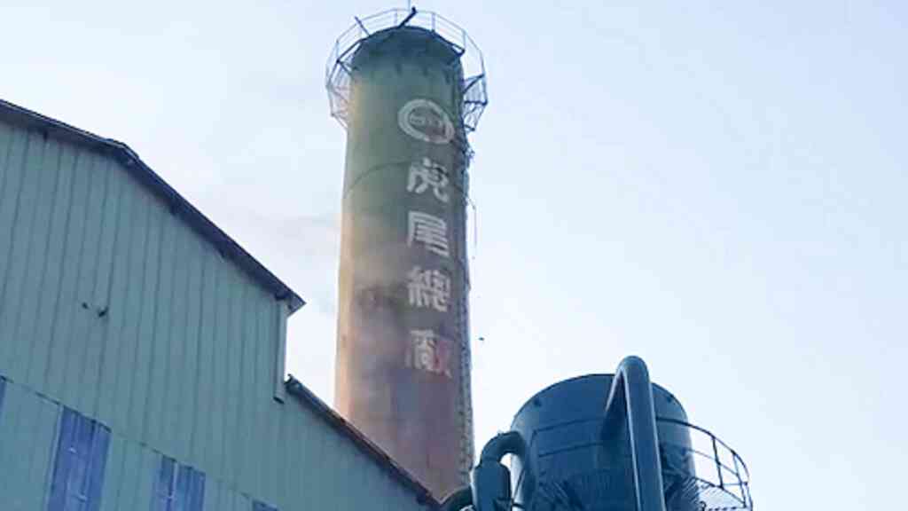 ▲歷史建築虎尾糖廠煙囪,不敵花蓮大地震倒塌。 (記者張玉泰翻攝)