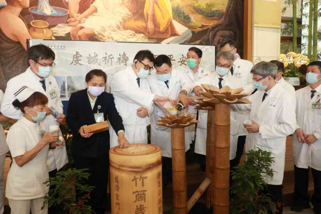 ▲台中慈院主管紛紛慷慨解囊,與所有同仁成為災區最堅強後盾。(台中慈濟醫院提供)