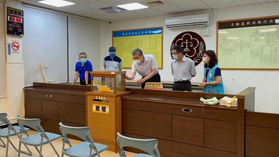 嘉義分署法拍會賓士車高價拍定 公益弱勢及就業諮詢反應熱烈
