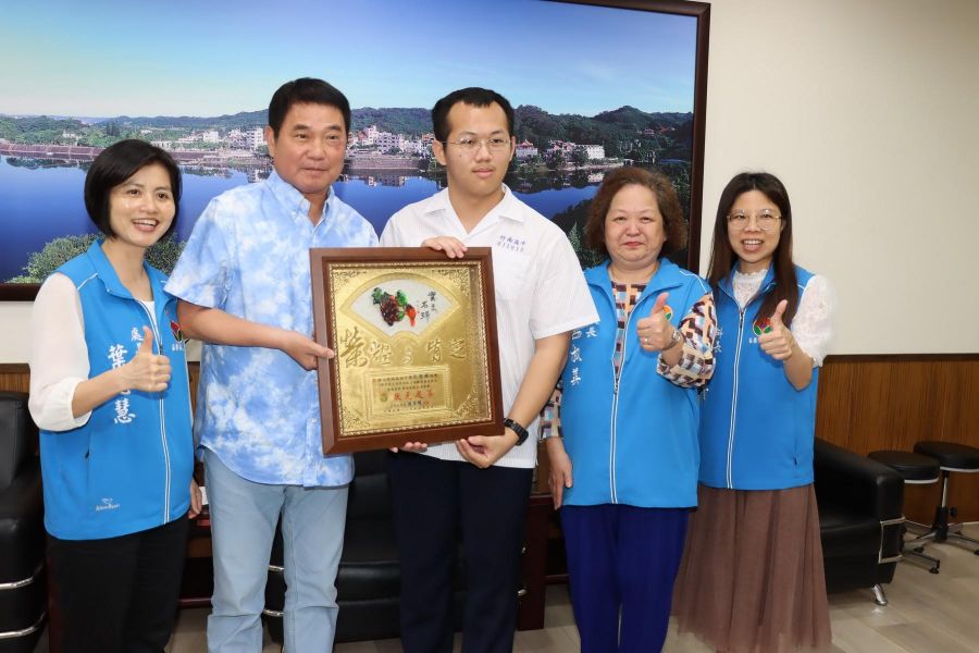 苗縣竹南高中學生劉智群學測成績滿級分 鍾東錦接見表揚
